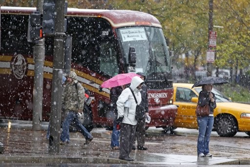 Giao thông tại thành phố New York đang trở nên khó khăn do tuyết rơi bất thường (Ảnh: Reuters)